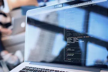 Bildschirm mit Computer-Code als Abbildung des Themengebiets IT & Programmierung